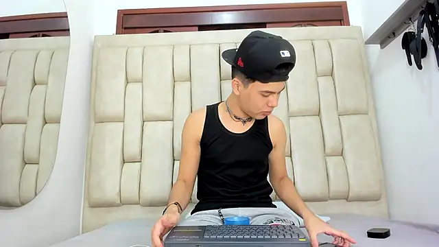 Snapshot of Felipe_Cold chatting on November 20, 2025, 2:45 am Felipe Cold online show from November 20, 2025, 2:45 am