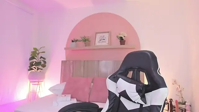 Snapshot of Clara_Luu chatting on February 19, 2026, 2:41 am Clara Luu online show from February 19, 2026, 2:41 am