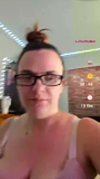 queenpeaches121 online show from July 6, 2026, 10:01 pm