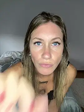 caritadeangellll online show from April 22, 2026, 9:21 pm