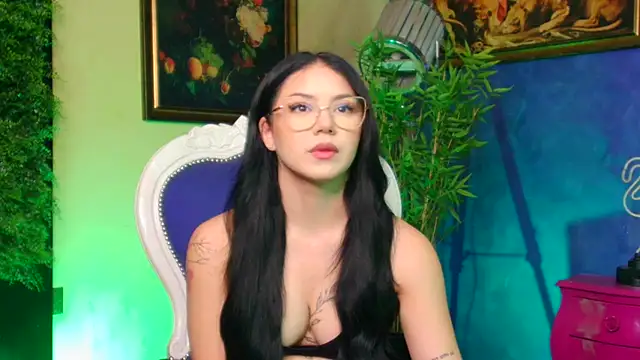 Snapshot of loewec chatting on October 8, 2025, 8:16 am loewec online show from October 8, 2025, 8:16 am