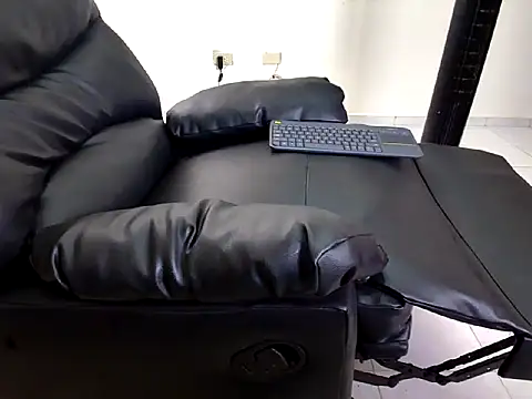 Dollarhot30 online show from April 3, 2026, 3:29 pm