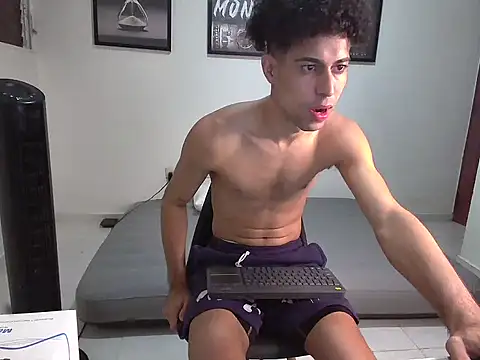 Snapshot of Dollarhot30 chatting on October 28, 2025, 2:01 am Dollarhot30 online show from October 28, 2025, 2:01 am