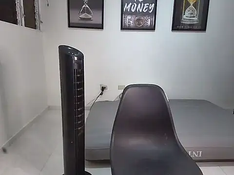 Snapshot of Dollarhot30 chatting on October 16, 2025, 8:33 am Dollarhot30 online show from October 16, 2025, 8:33 am