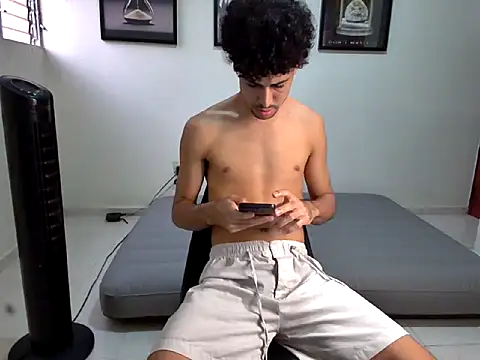 Snapshot of Dollarhot30 chatting on November 14, 2025, 9:29 pm Dollarhot30 online show from November 14, 2025, 9:29 pm