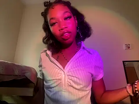 luvrgrllani online show from September 17, 2025, 8:55 pm