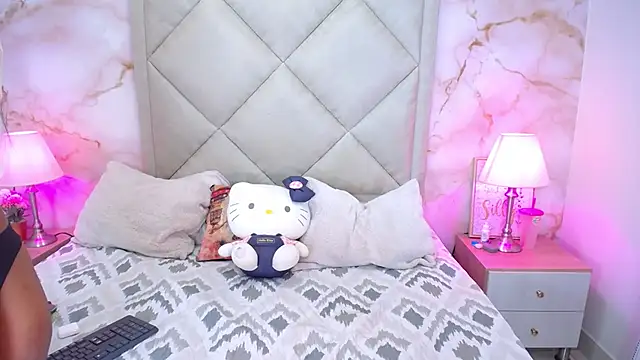 NinaBravura  online show from October 28, 2025, 1:32 pm