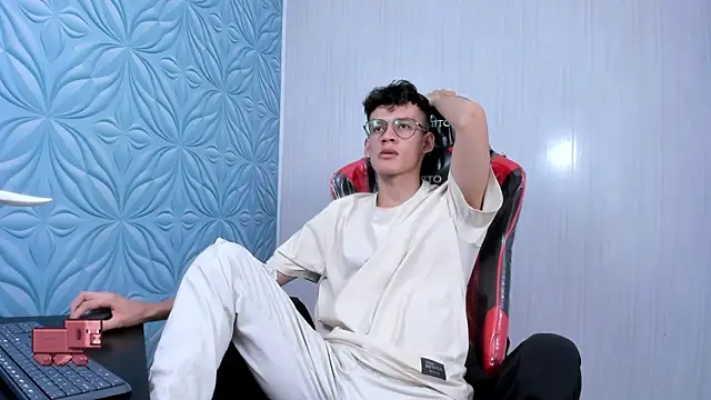 Snapshot of LittleMax23 chatting on October 19, 2025, 4:37 am LittleMax23 online show from October 19, 2025, 4:37 am