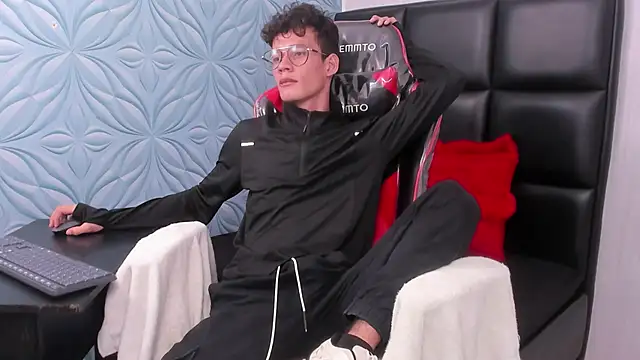 Snapshot of LittleMax23 chatting on November 28, 2025, 12:16 pm LittleMax23 online show from November 28, 2025, 12:16 pm