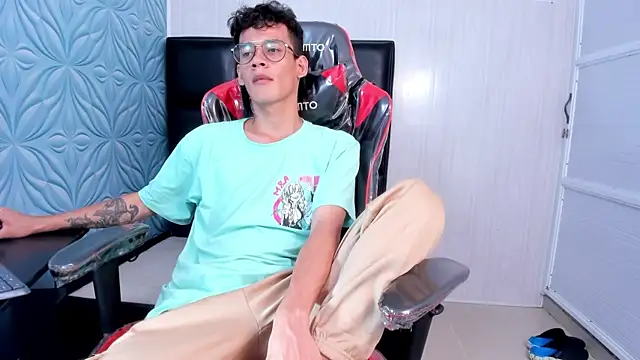 Snapshot of LittleMax23 chatting on November 12, 2025, 12:53 pm LittleMax23 online show from November 12, 2025, 12:53 pm