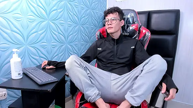 Snapshot of LittleMax23 chatting on November 11, 2025, 12:44 pm LittleMax23 online show from November 11, 2025, 12:44 pm