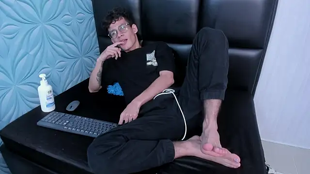 Snapshot of LittleMax23 chatting on November 21, 2025, 4:33 am LittleMax23 online show from November 21, 2025, 4:33 am