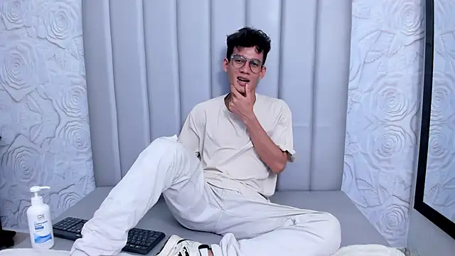 Snapshot of LittleMax23 chatting on November 19, 2025, 9:04 pm LittleMax23 online show from November 19, 2025, 9:04 pm