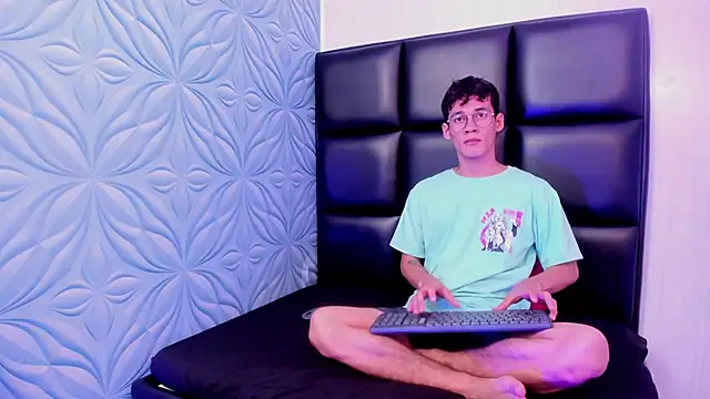 Snapshot of LittleMax23 chatting on September 9, 2025, 12:03 pm LittleMax23 online show from September 9, 2025, 12:03 pm