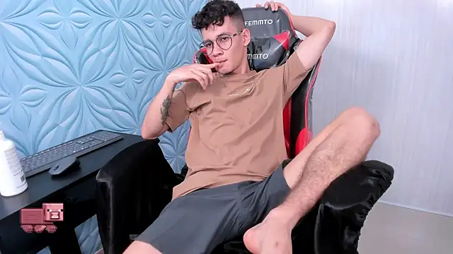 Snapshot of LittleMax23 chatting on October 22, 2025, 12:59 pm LittleMax23 online show from October 22, 2025, 12:59 pm