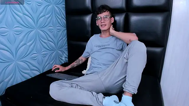 Snapshot of LittleMax23 chatting on October 30, 2025, 12:36 pm LittleMax23 online show from October 30, 2025, 12:36 pm