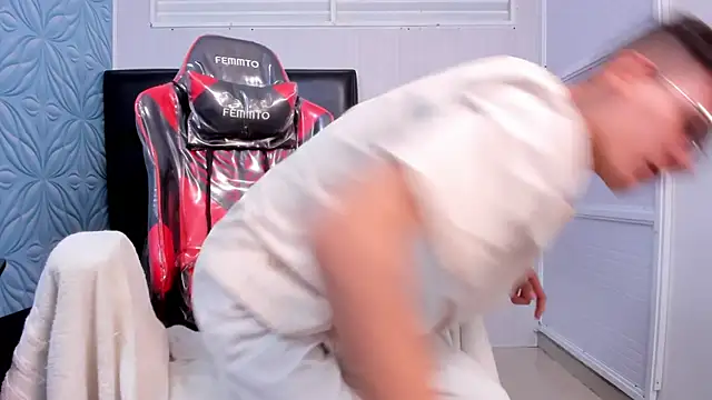 Snapshot of LittleMax23 chatting on November 1, 2025, 1:38 pm LittleMax23 online show from November 1, 2025, 1:38 pm