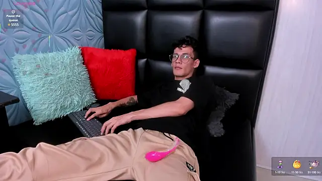 Snapshot of LittleMax23 chatting on November 8, 2025, 1:03 pm LittleMax23 online show from November 8, 2025, 1:03 pm