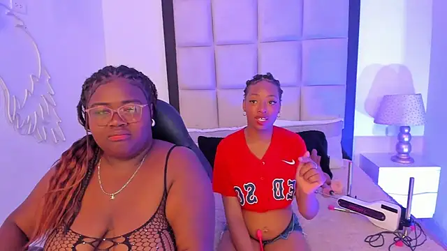 ElisabettaMonroy online show from December 18, 2025, 4:00 pm