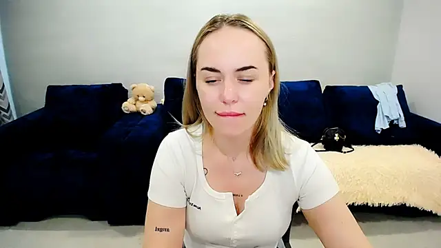 LiluMoon   online show from May 20, 2026, 6:21 am