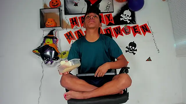 tyler twink boy online show from October 28, 2025, 12:26 pm