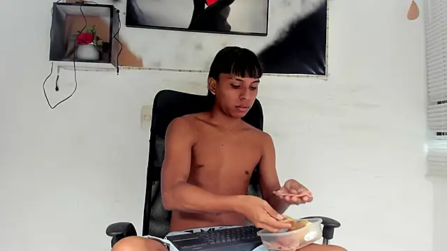 tyler twink boy online show from November 28, 2025, 12:38 pm