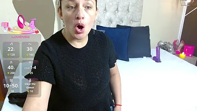 Snapshot of ScarletHott_ chatting on October 1, 2025, 11:47 am ScarletHott online show from October 1, 2025, 11:47 am