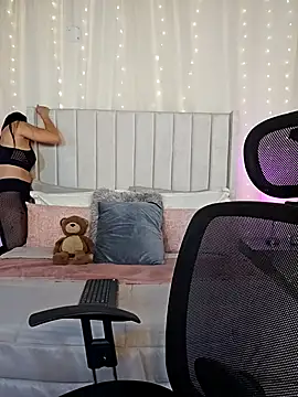 AriadnaTaylor online show from November 11, 2025, 2:01 pm