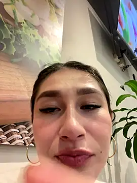 Isa Villamarin online show from October 3, 2025, 3:35 pm