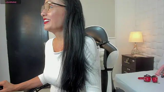 yulitza1025 online show from December 15, 2025, 12:33 pm