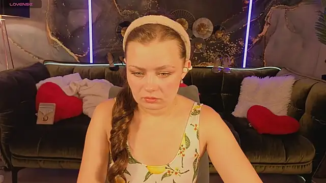 RedDoll  online show from September 12, 2025, 7:35 pm