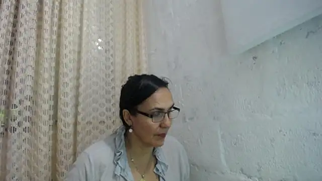 gabbyparker  online show from December 18, 2025, 10:35 pm