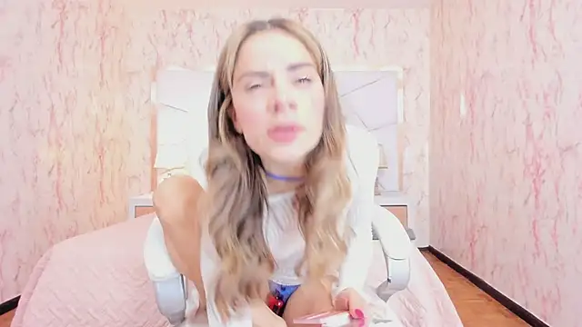 Snapshot of Emily_Whinfre chatting on February 25, 2026, 8:19 pm Emily Whinfre online show from February 25, 2026, 8:19 pm