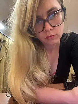 Crystal00Girl online show from October 17, 2025, 7:48 pm