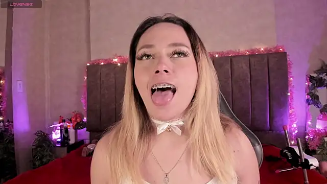 Snapshot of LanaMills_ chatting on July 13, 2026, 4:01 am LanaMills online show from July 13, 2026, 4:01 am