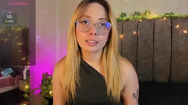 Snapshot of LanaMills_ chatting on February 24, 2026, 5:52 am LanaMills online show from February 24, 2026, 5:52 am