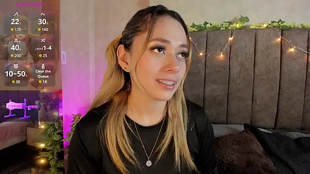 Snapshot of LanaMills_ chatting on February 10, 2026, 5:17 am LanaMills online show from February 10, 2026, 5:17 am