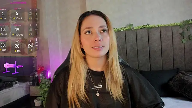 Snapshot of LanaMills_ chatting on February 4, 2026, 5:02 am LanaMills online show from February 4, 2026, 5:02 am