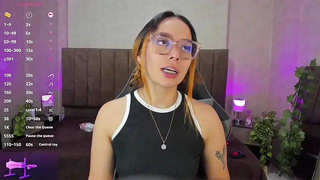 LanaMills  online show from September 14, 2025, 4:57 am