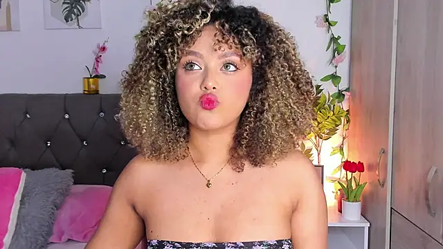 isajonnes18 online show from October 18, 2025, 3:08 am