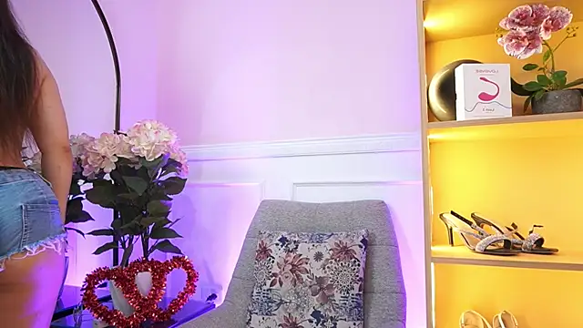 MilaCrave online show from February 16, 2026, 11:42 am