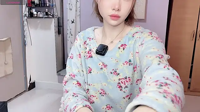 Y2Luvk online show from December 17, 2025, 9:42 pm