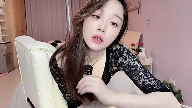 Snapshot of Y2Luvk chatting on October 6, 2025, 12:01 am Y2Luvk online show from October 6, 2025, 12:01 am