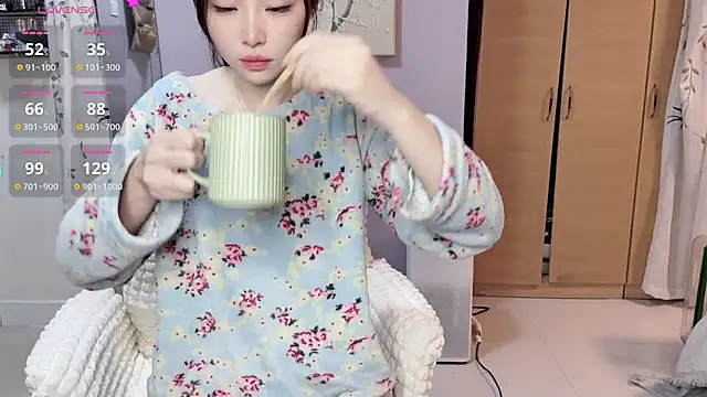 Snapshot of Y2Luvk chatting on November 27, 2025, 10:21 pm Y2Luvk online show from November 27, 2025, 10:21 pm