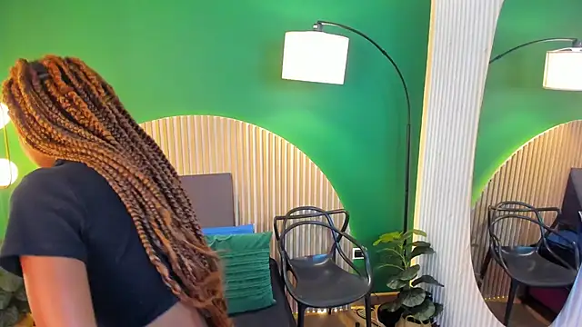 halleylorens online show from September 29, 2025, 6:02 pm