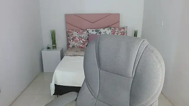 SarayVega  online show from September 12, 2025, 7:13 pm