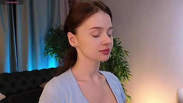 Olivia Farrell online show from November 24, 2025, 12:38 pm