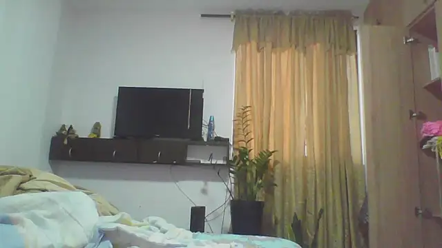 naiaratobon   online show from October 16, 2025, 11:18 am