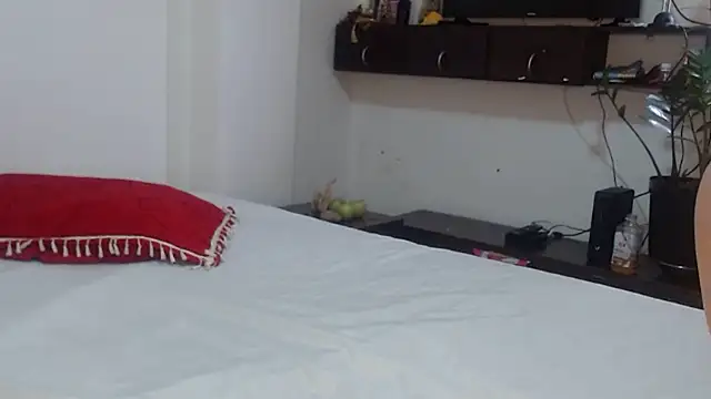 naiaratobon   online show from September 26, 2025, 5:20 pm