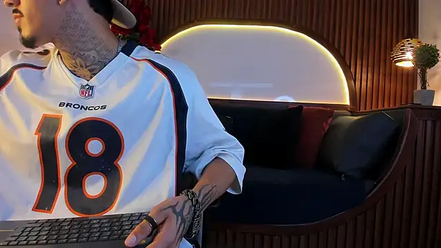 Snapshot of Donovan_Desmond chatting on January 17, 2026, 4:05 am Donovan Desmond online show from January 17, 2026, 4:05 am